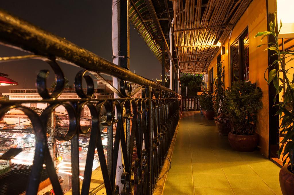 Top Banana Guesthouse & Rooftop Bar Phnom Penh Eksteriør billede